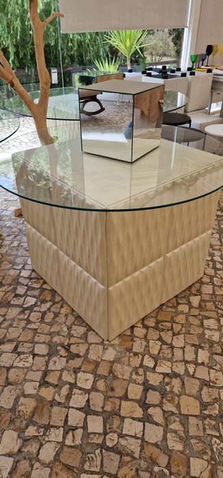 Vendo mesas com tampo  vidro, base em imitação de madeira