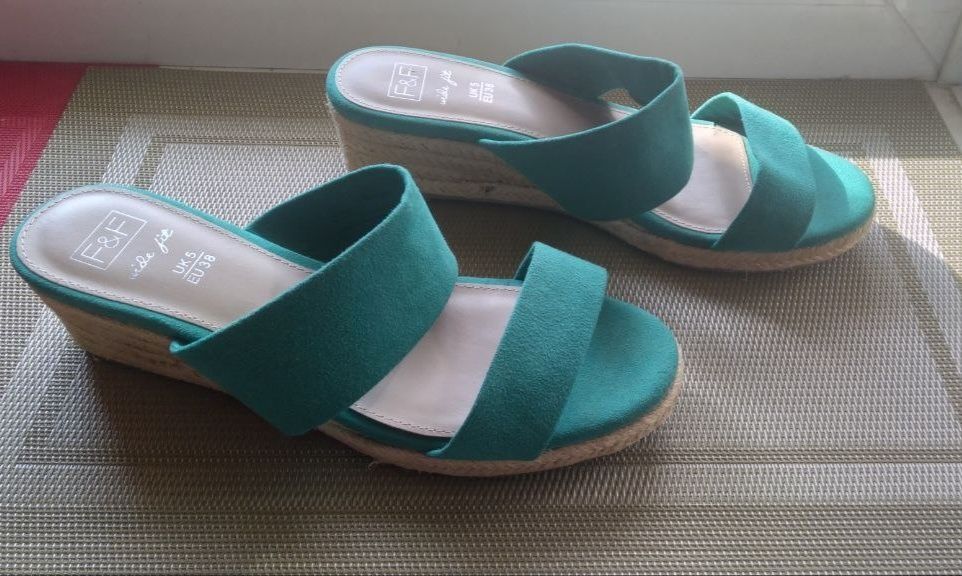 Шльопанці,сланці,тапки жіночі