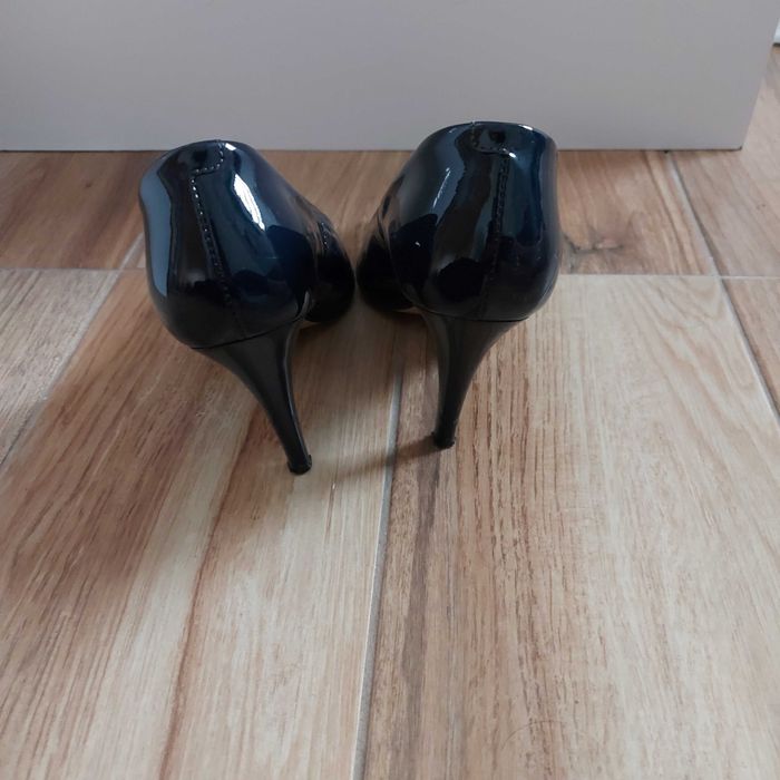 Buty szpilki skóra granatowe czółenka z połyskiem lakierki eska 38