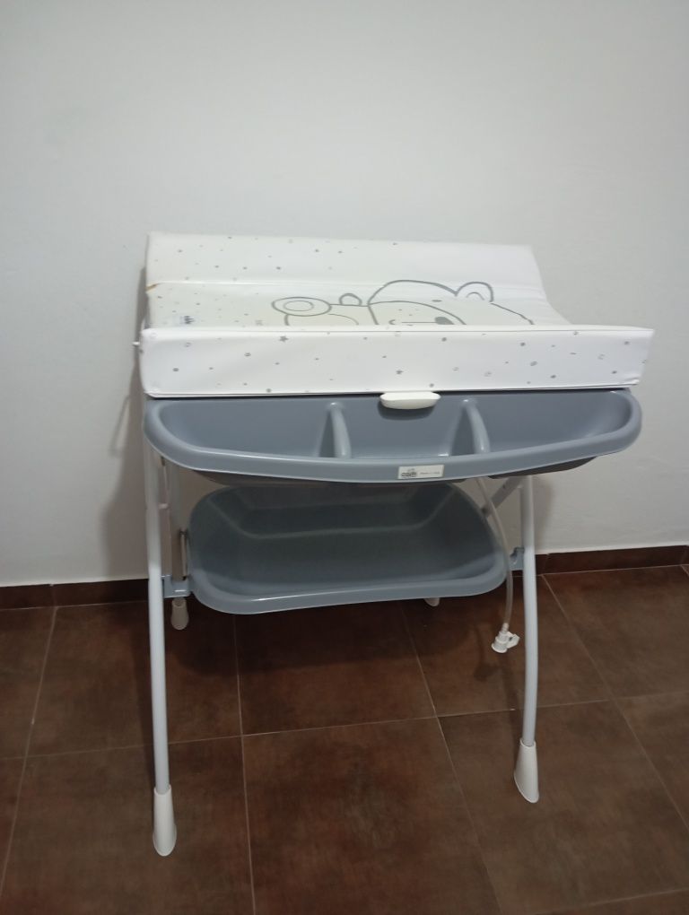 Muda fraldas com banheira