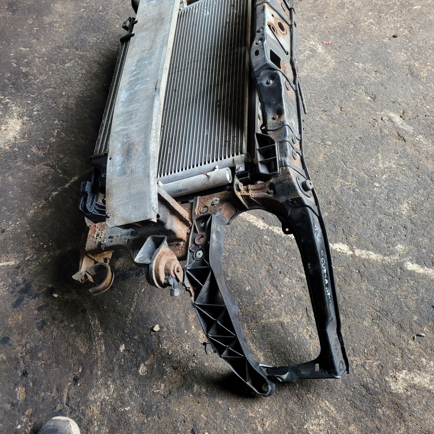 Pas przedni wzmocnienie czołowe chłodnice opel Corsa D 1.3CDTI 2008r