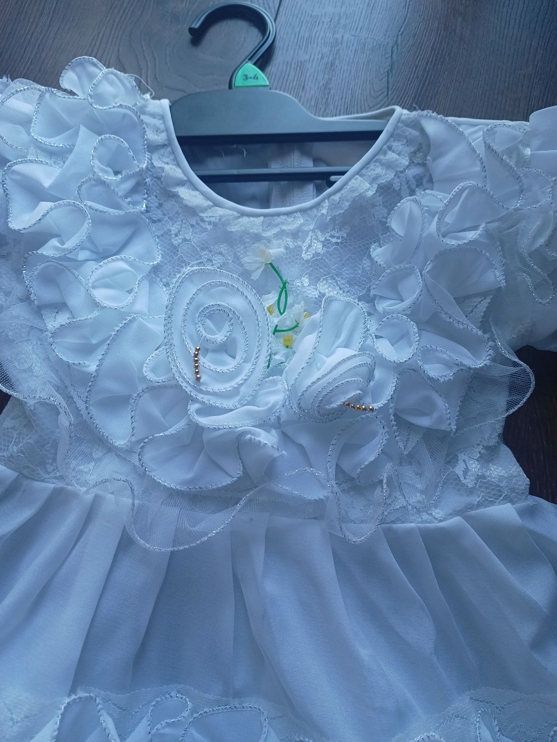 Piękna biała sukienka z zdobieniami 92-98