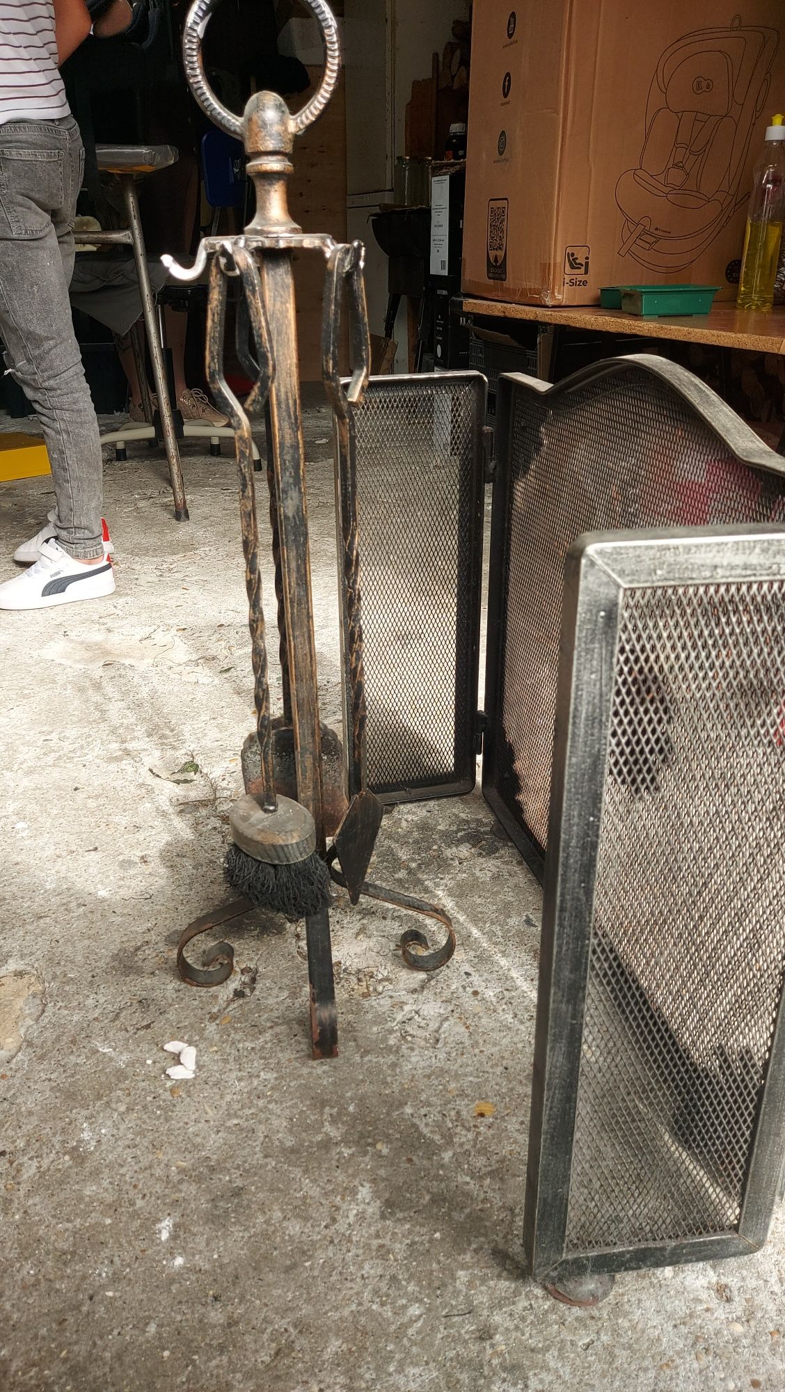 Utensílios de lareira mais grelha.