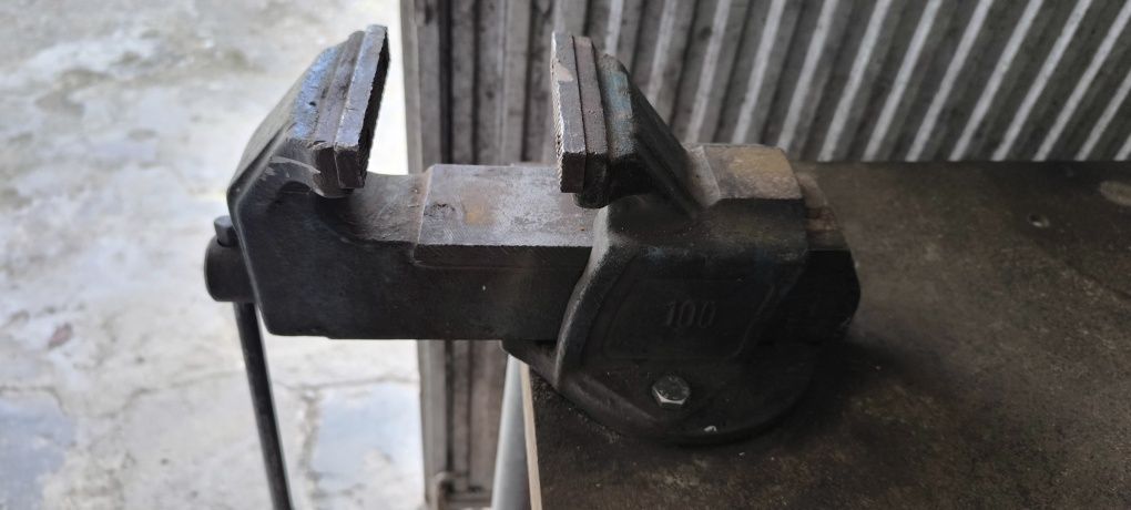 Bancada de trabalho com torno