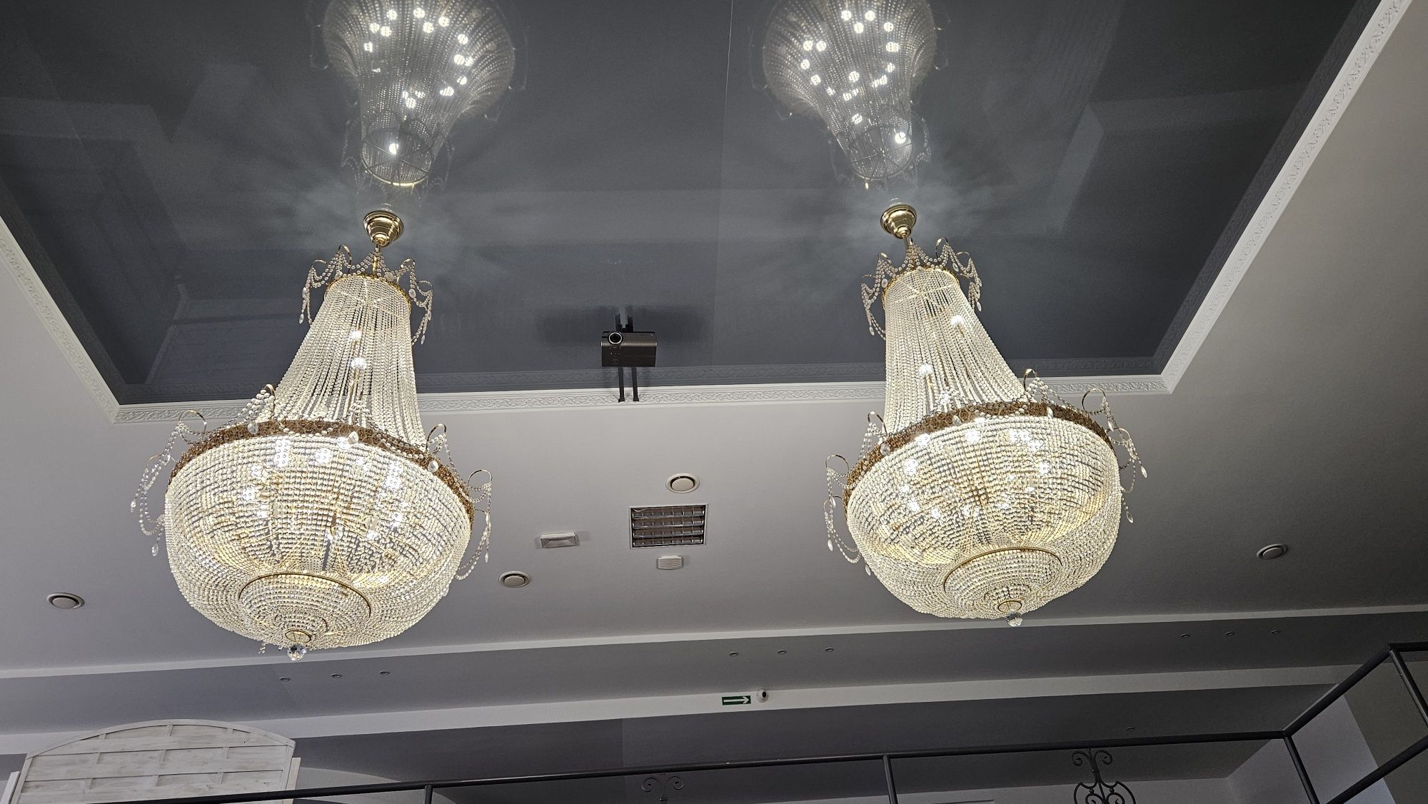 Żyrandol żyrandole duże sala balowa zamek pałac dworek