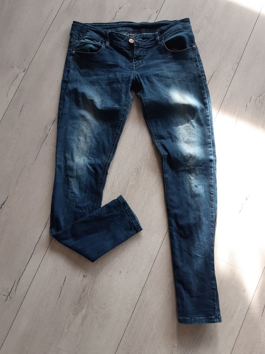 Przecierane spodnie jeans w rozmiarze L