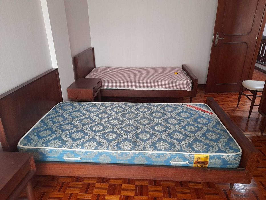 Quarto Completo Cama Cómoda Mesas de Cabeceira