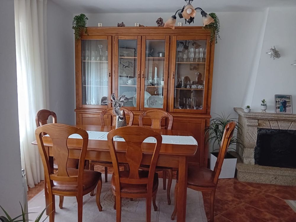 Móvel de madeira + mesa e cadeiras em madeira