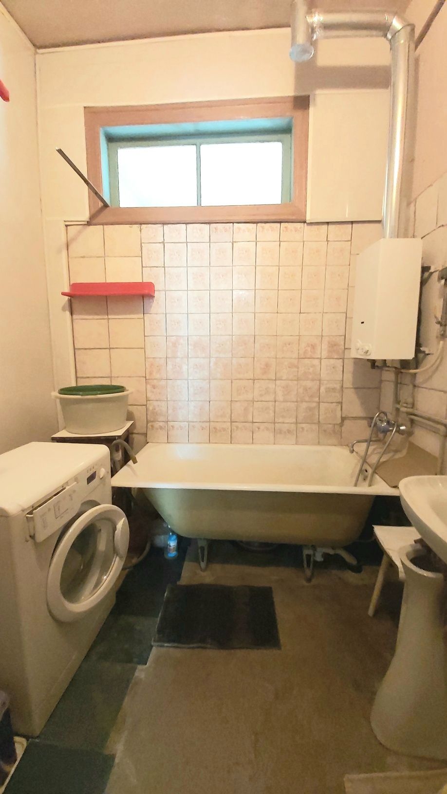 Продам  2 комнатную , недалеко от метро