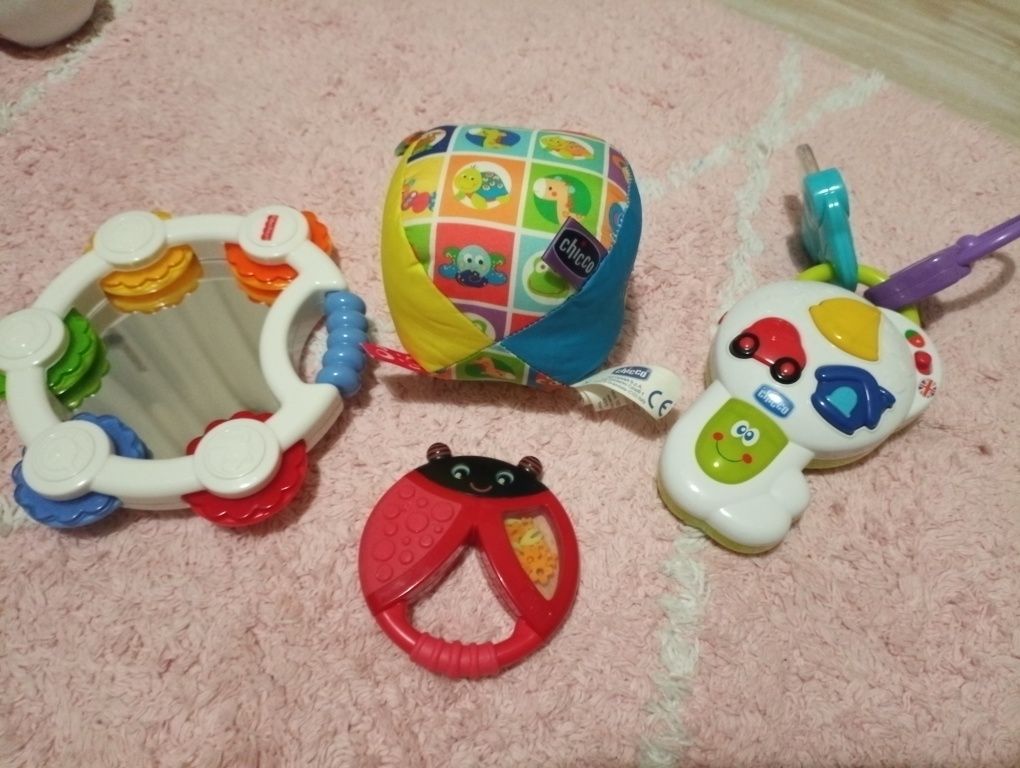 Vários brinquedos de bebé