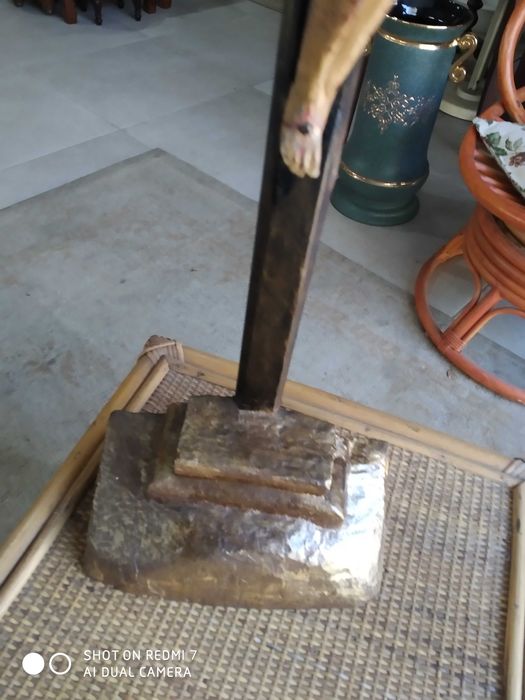 Cristo com cruz de madeira