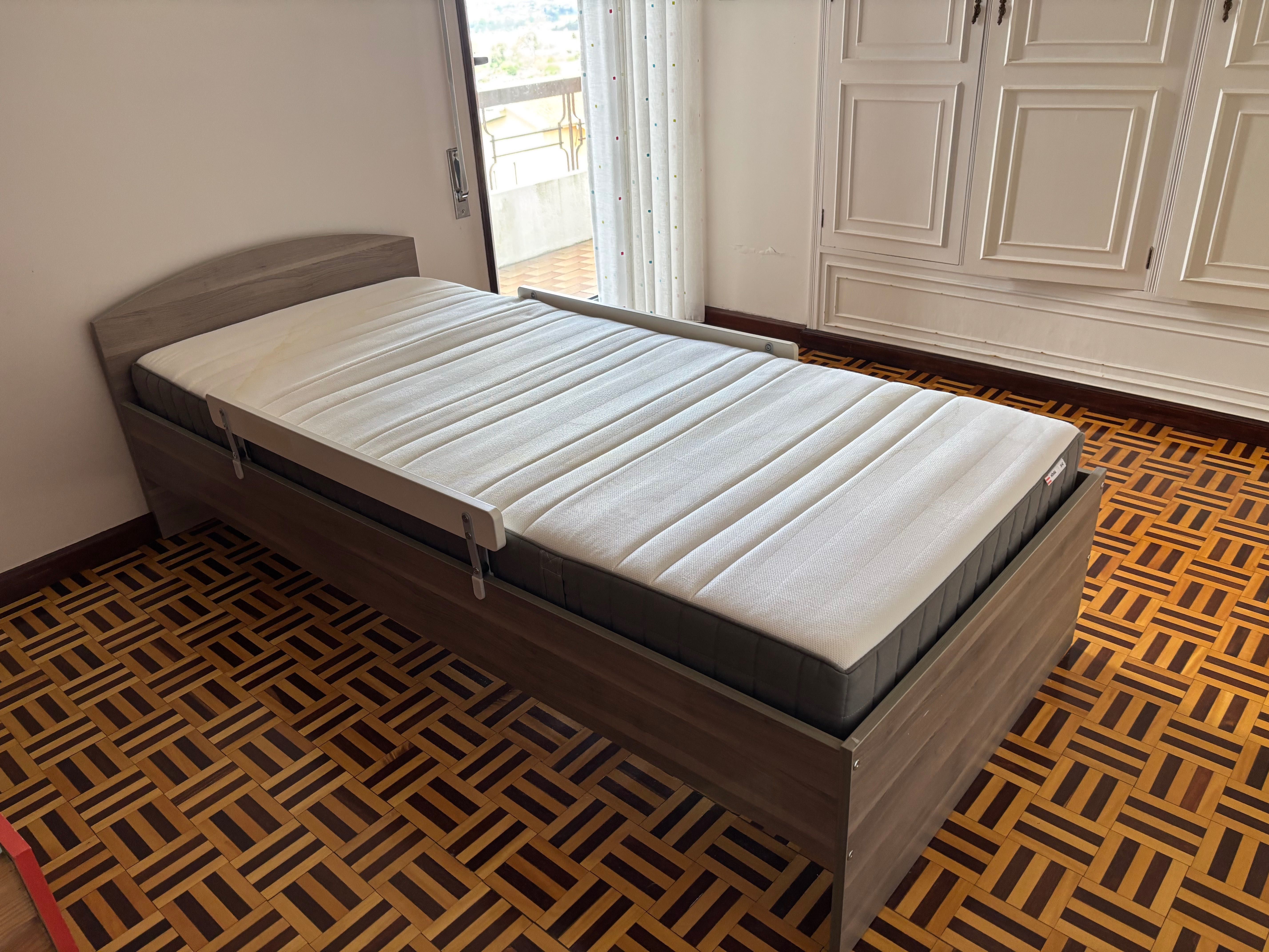 Cama de solteiro Ikea com colchão e apoios laterais