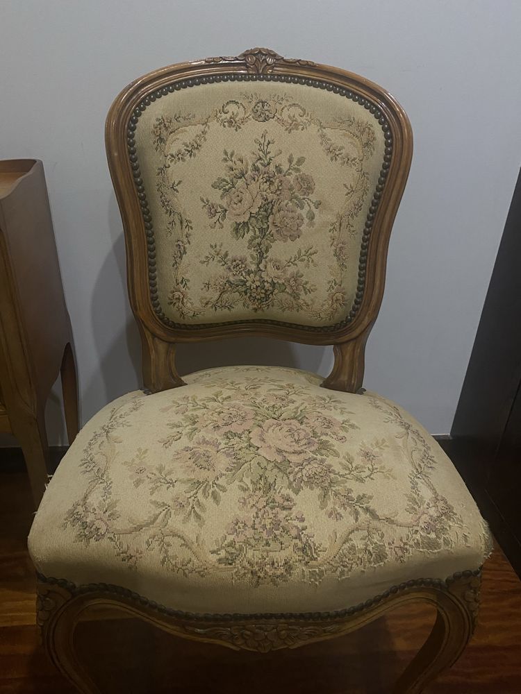 Cadeira antiga em tecido