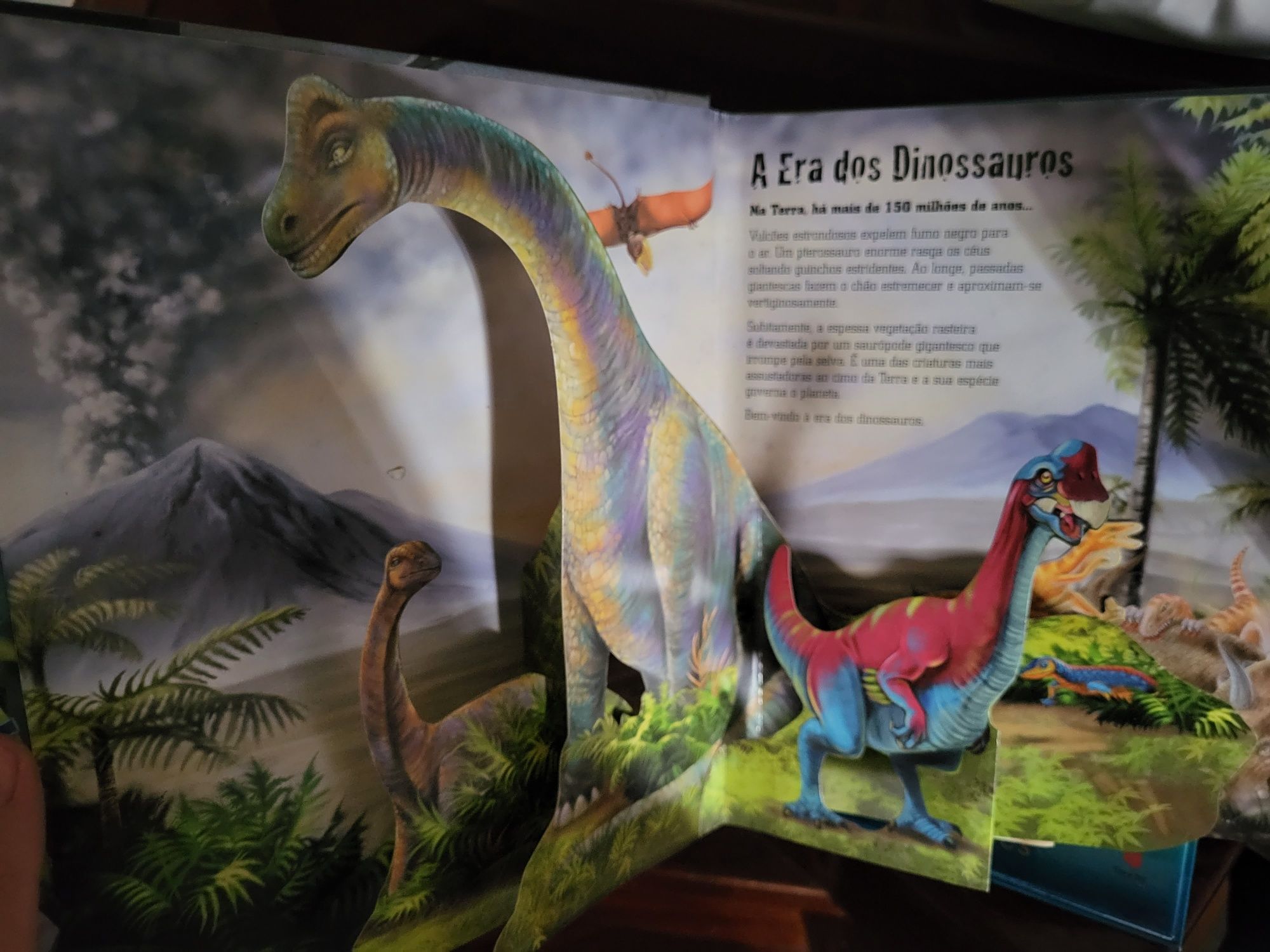 Livro a descoberta dos dinossauros 3d