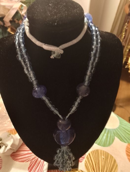 Naszyjnik z niebieskich szkiełek z krawatka