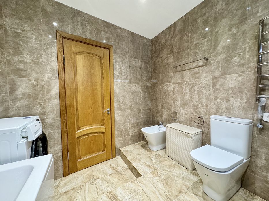 Продаж квартири 3-х кімн 118 м2 на Ливарна 9