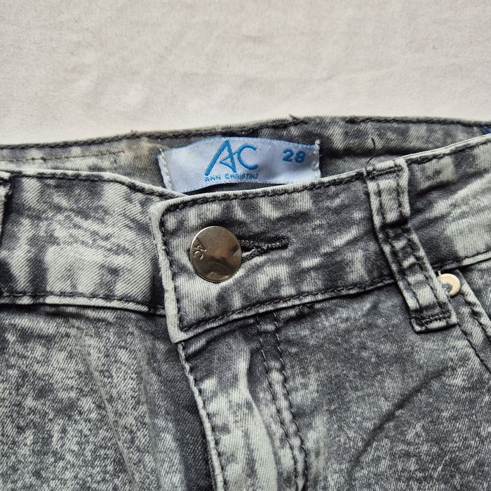 Spodnie rurki przecierane w kolorze szarym