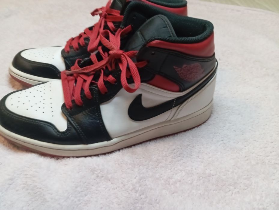 Nike Air Jordan 1 Retro (Black/White/Red) - Rozmiar 43