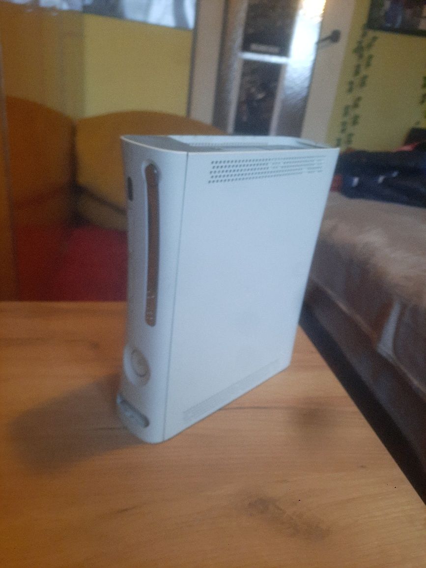 Lekko zarysowany Xbox 360.