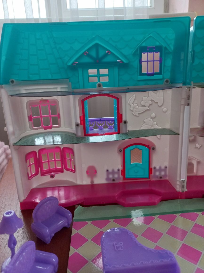 Ляльковий будинок з меблями