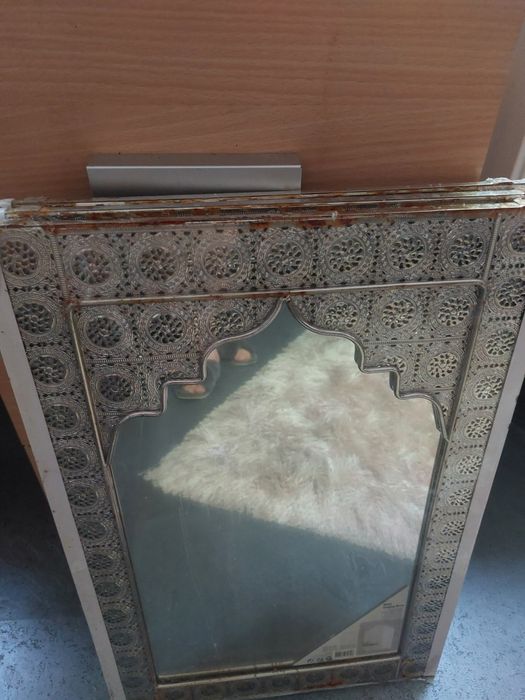 Nowe lustro w ozdobnej ramie