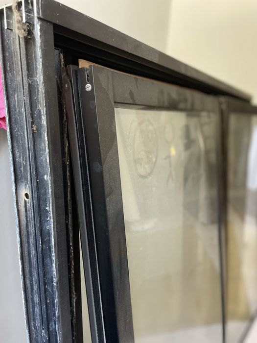 Janelas de correr em alumínio preto com vidro duplo