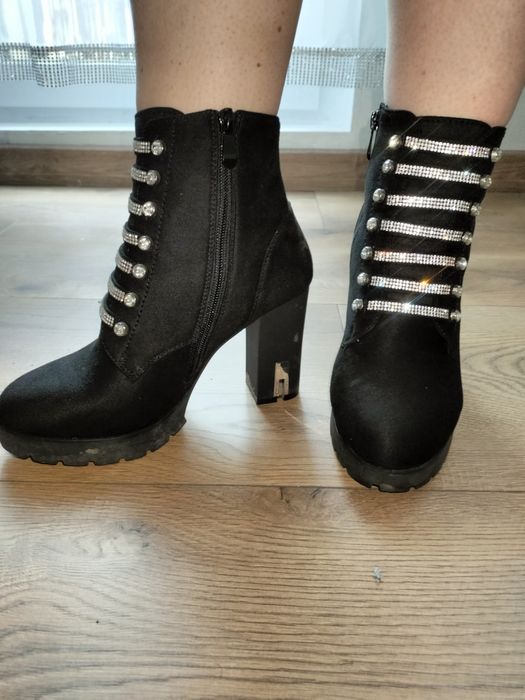 Śliczne buty na obcasie.