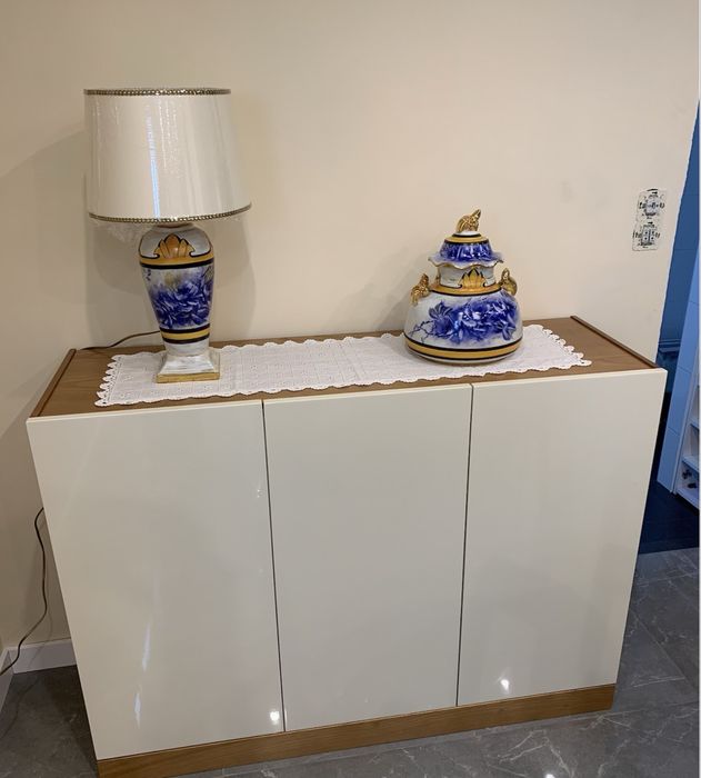 Conjunto de peças em porcelana pintadas à mão