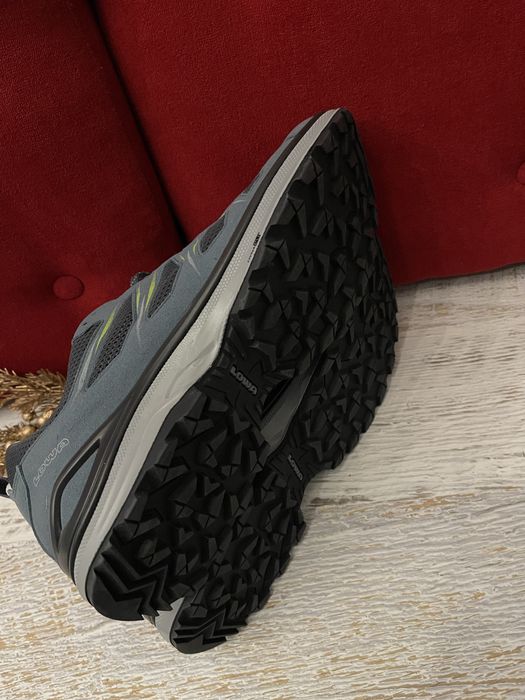 Lowa,оригінал,із спорт-матеріалу,розмір 51,устілка 32