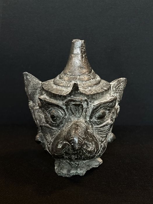 Antyczna rzeźba, fragment głowy Garudy (Tajlandia, Kambodża, Birma)