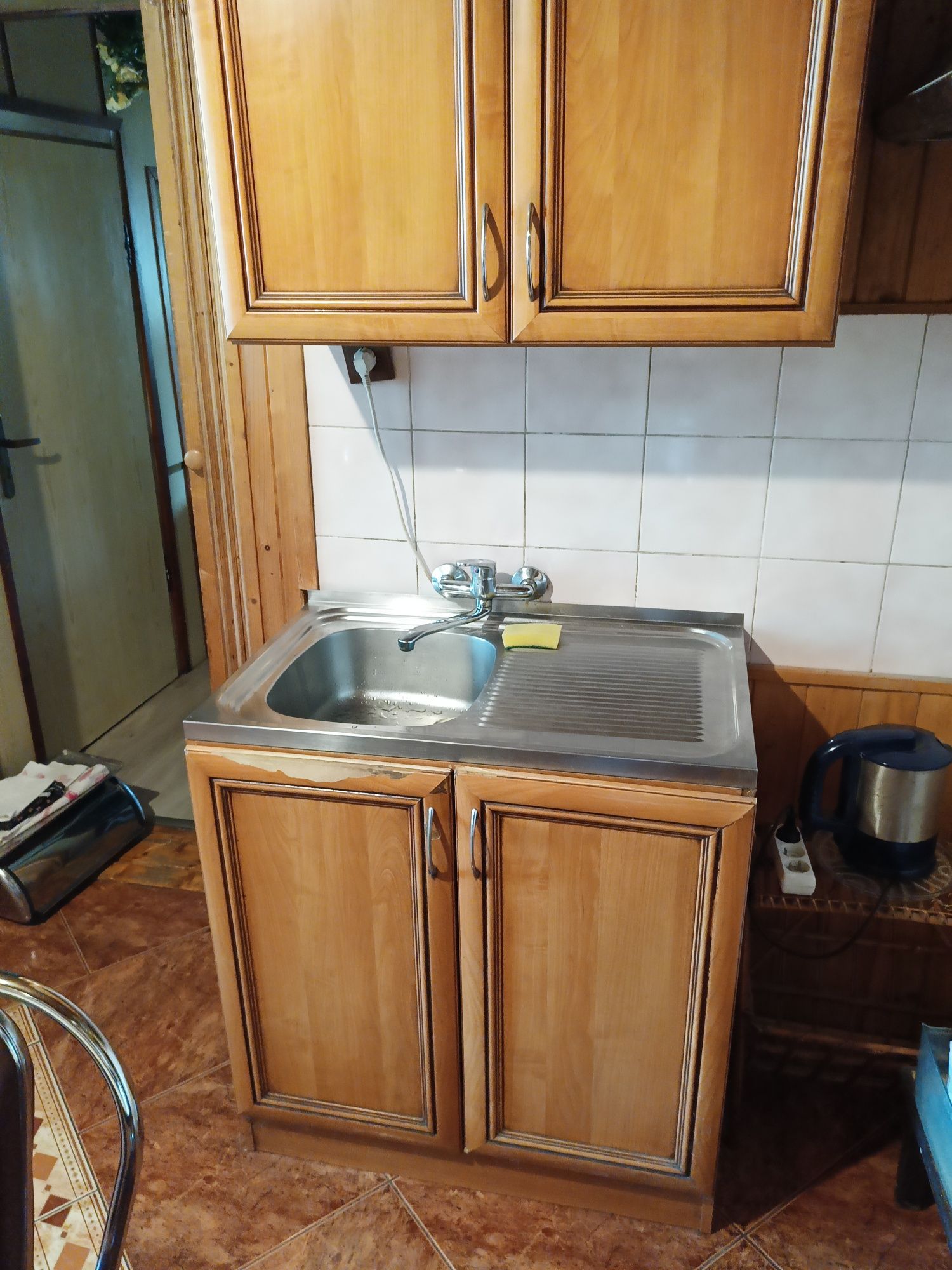 Meble kuchenne ze zlewozmywakiem i okapem