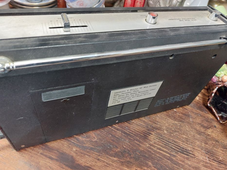 Rádio gravador JE INTEL, a funcionar 

A levantar em Lisboa, Gra