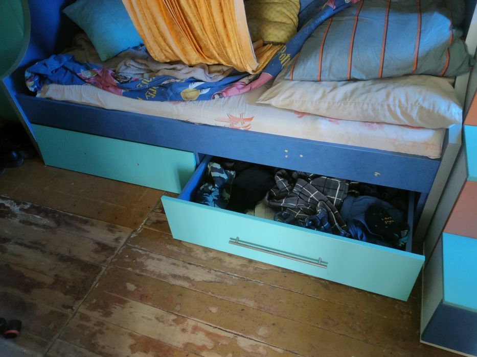 Двоярусне ліжко, кровать