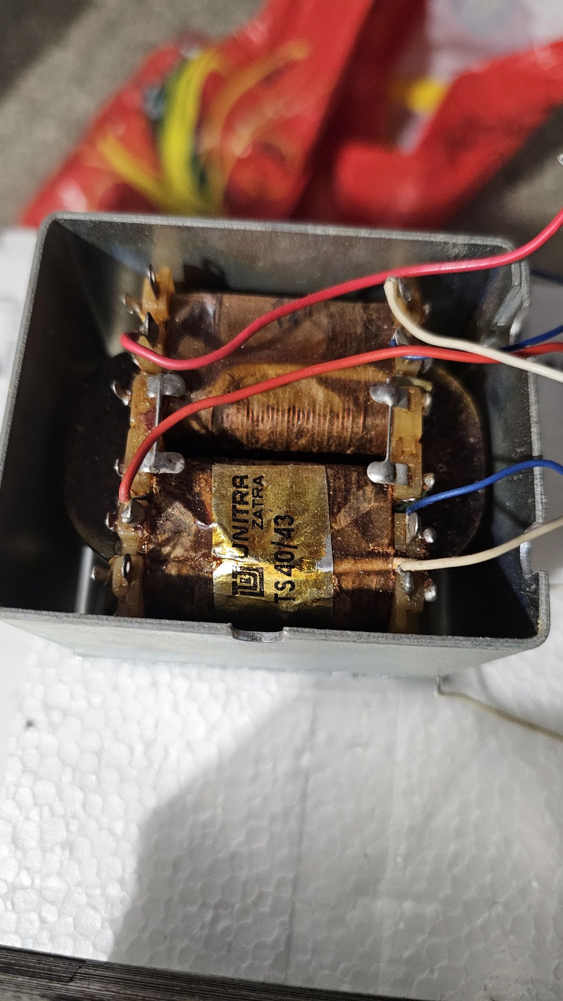 Transformator UNITRA ZATRA TS40/43 w ekranie.