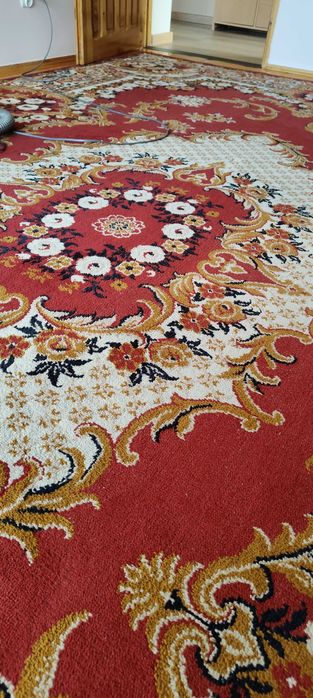 Dywan duży w bardzo dobrym stanie.