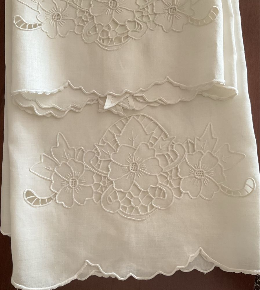 Conjunto 3 toalhas em linho puro, bordadas à mão