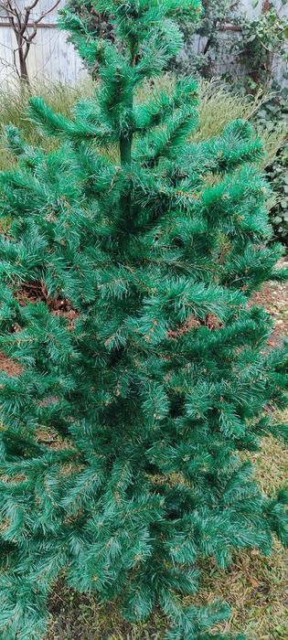 Штучна новорічна ялинка