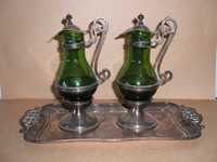 Vintage, Jarros de vidro verde com pegas e base em casquinha.