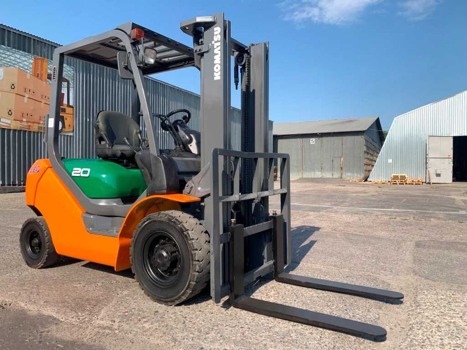 автонавантажувач Komatsu на великих 12 колесах. Модель: FG20C-16