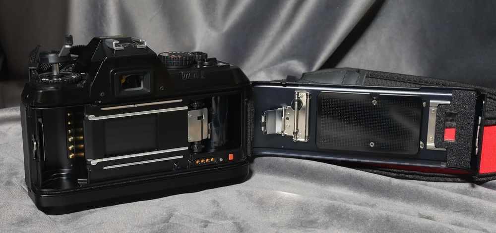 Nikon z obiektywem, plus lampa, pasek i baterie