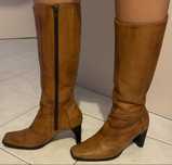 Botas castanhas de cano alto