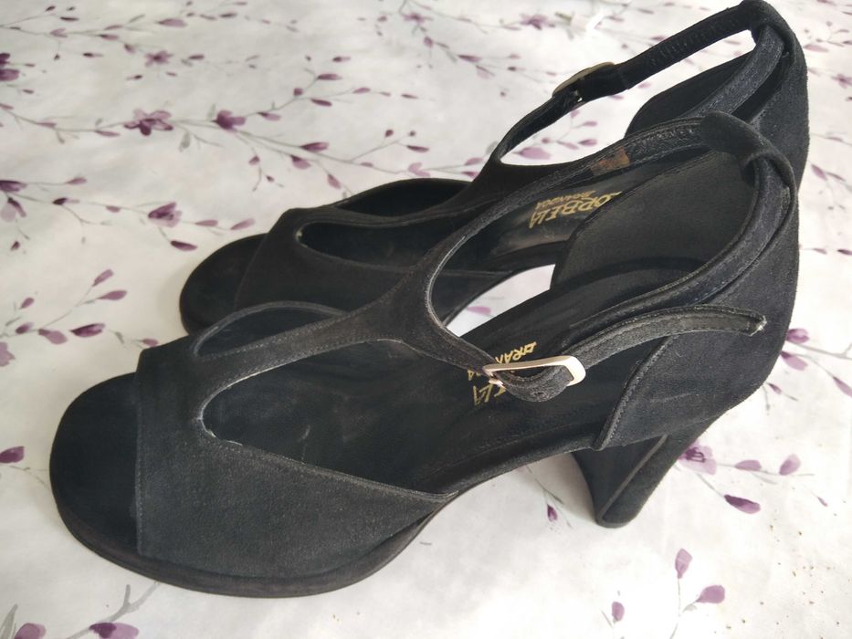 Sapato em camurça preta, muito elegante