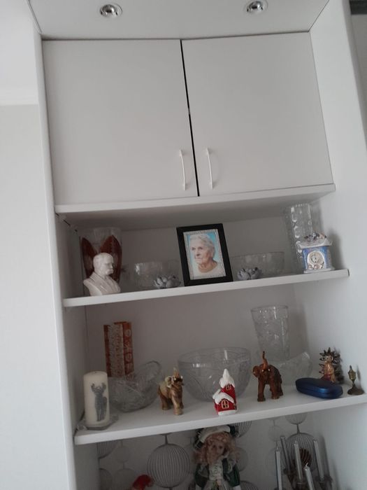 Szafa z półkami i biurkiem