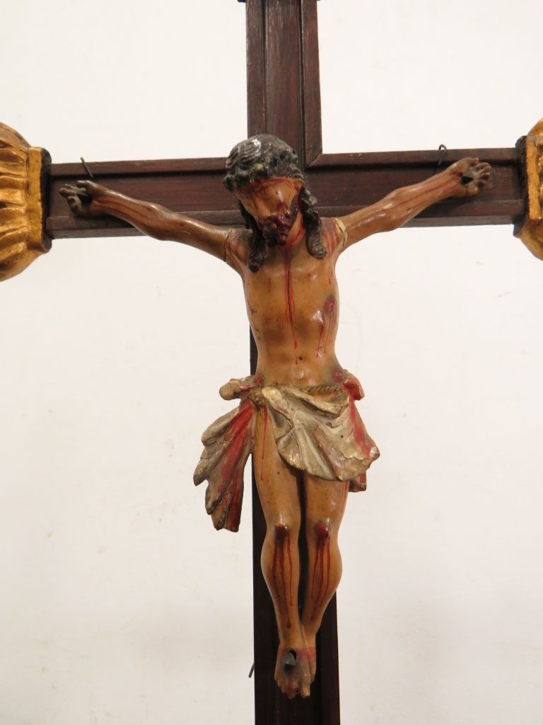 Cristo na Cruz em madeira policromada.