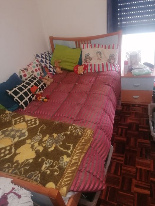 Cama, mesa de cabeceira e o móvel