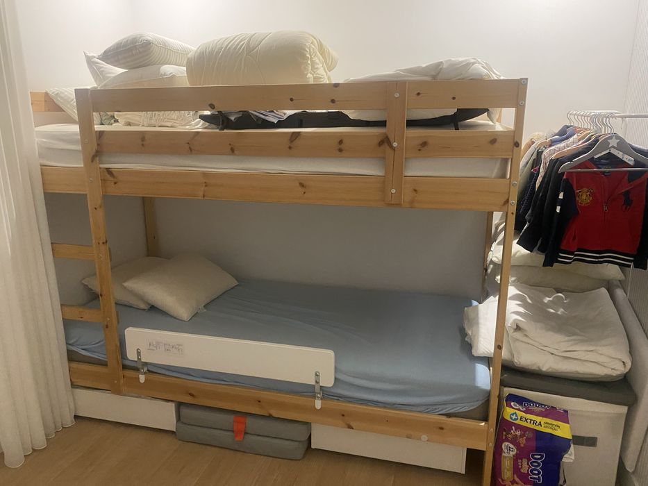 Beliche madeira Ikea com 2 colchões