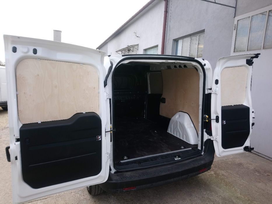Fiat Doblo Zabudowa przestrzeni ładunkowej w aucie dostawczym