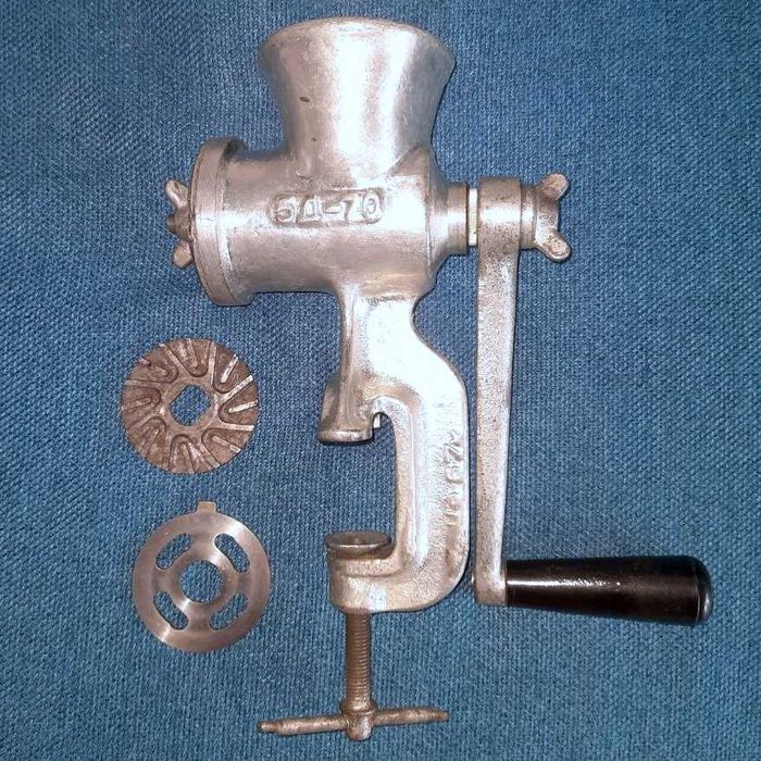 М'ясорубка механічна з 2 ножами, вставкою для маку, клеймо 5Д-70 1970