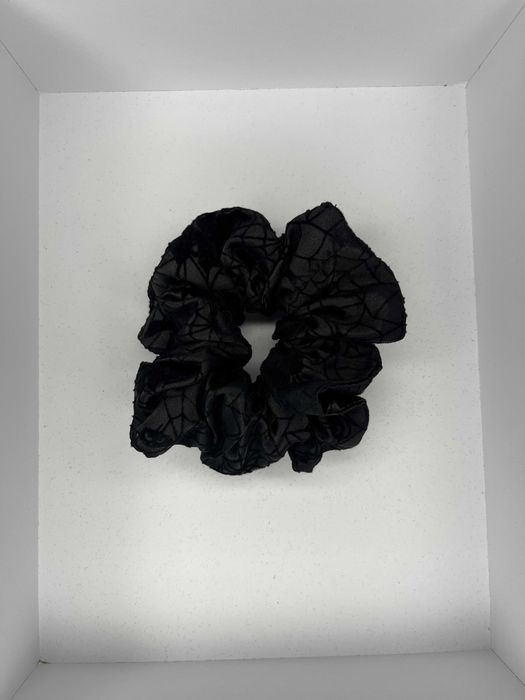 Mała halloweenowa gumka scrunchie – czarna w stylu pajęczyny, handmade