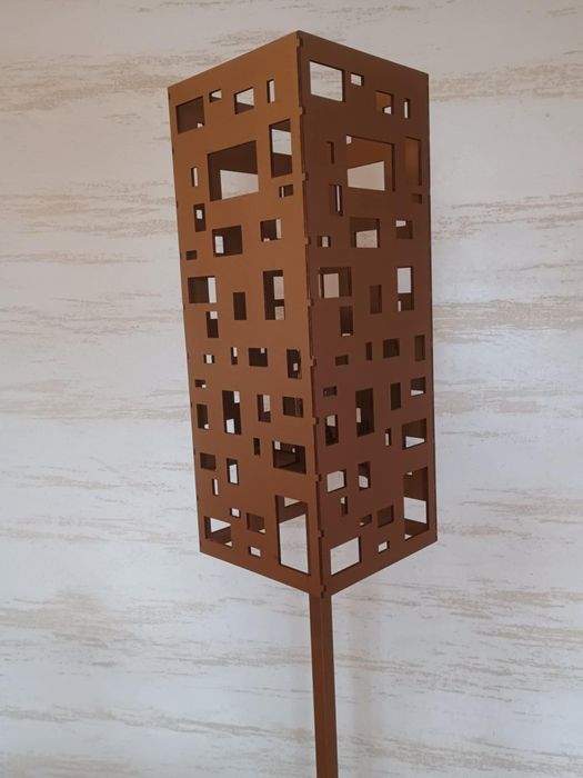 Lampa geometryczna stojąca